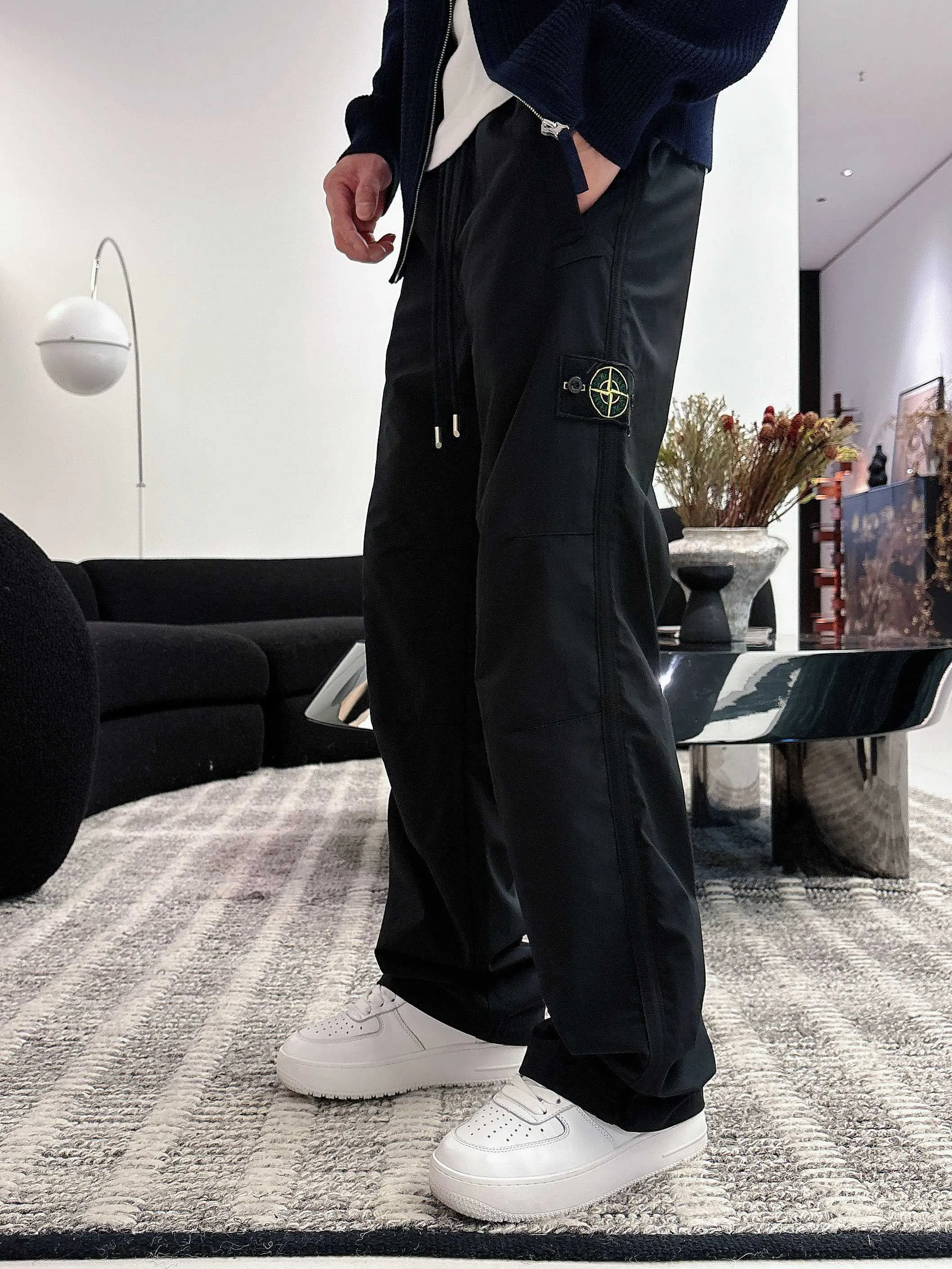 P300 𝙉𝙚𝙬⚜️Stone Island》 2025 Autumn and Winter New Casual Pants Brand Classic LOGO Casual Pants Customized fabric with excellent comfort and strong hand touch Highly recognizable Perfect appearance and craftsmanship Color: Black Size: M-3XL